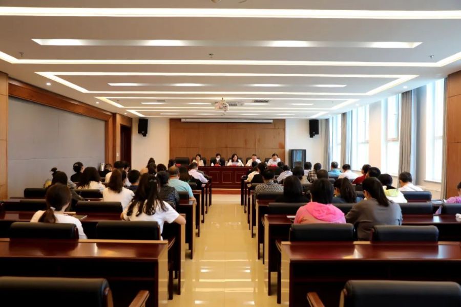 校委理论学习中心组学习（扩大）会